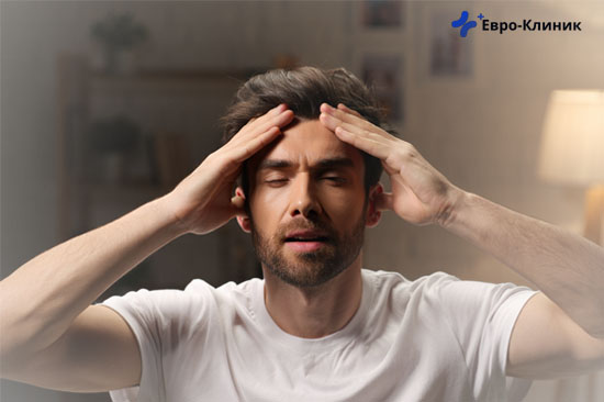 Мужчина держится за голову